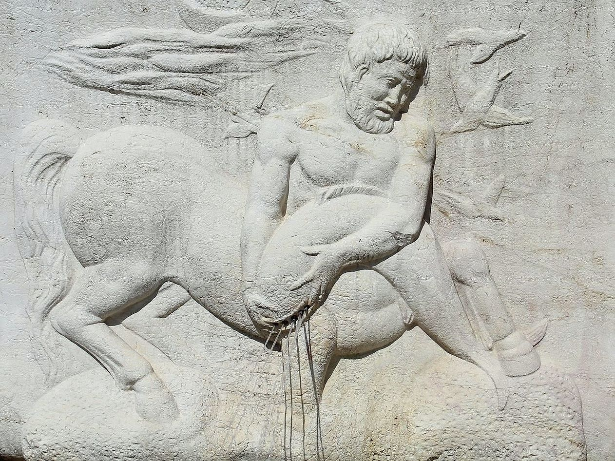 Antik bir heykelin ayrıntılarını gösteren yakın çekim fotoğraf